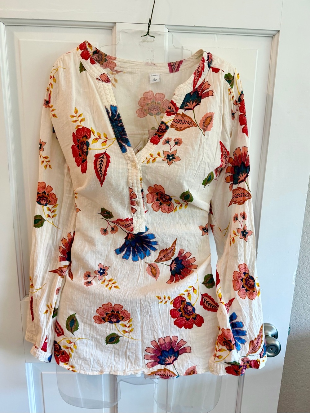 Old Navy flor V-Neck Long Sleeve Women's Top - cream with red and navy flowers